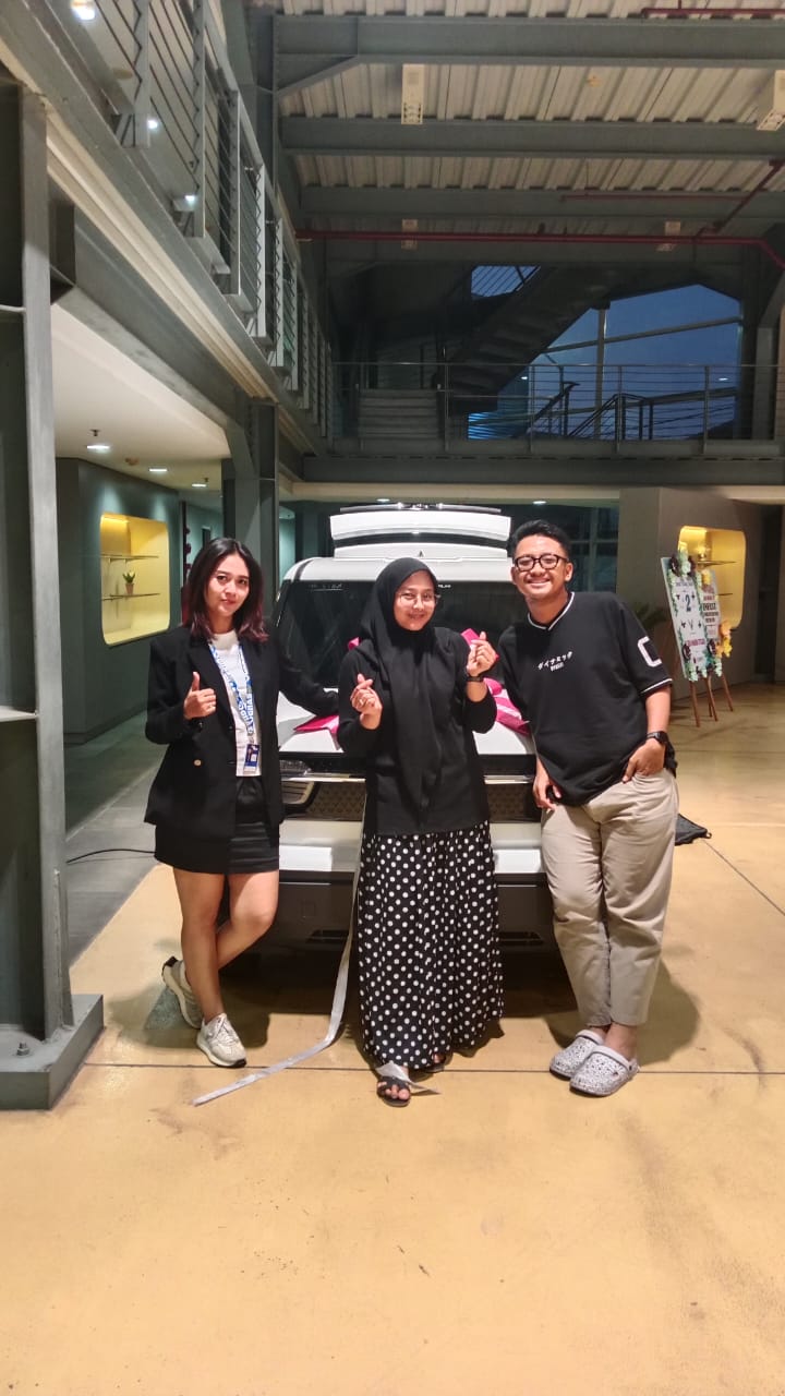 Dokumentasi serah terima unit VinFast bersama konsultan